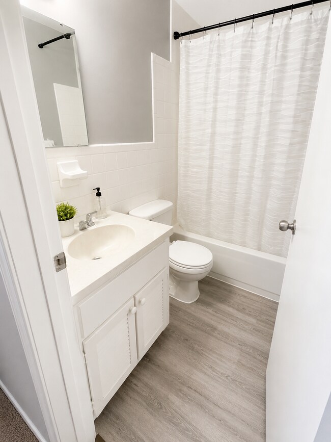 Building Photo - Spacious 2 Bed / 1.5 Bath Apartment at Raleigh Pines