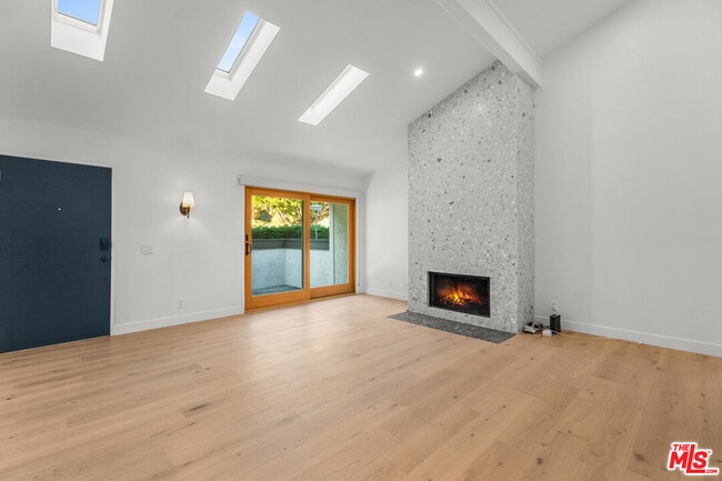 Building Photo - 1648 Palisades Dr