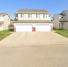 Building Photo - Beautiful 3 bed 2.5 bath Duplex
