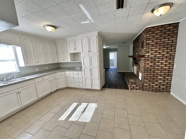 Building Photo - 1420 3rd Ave N