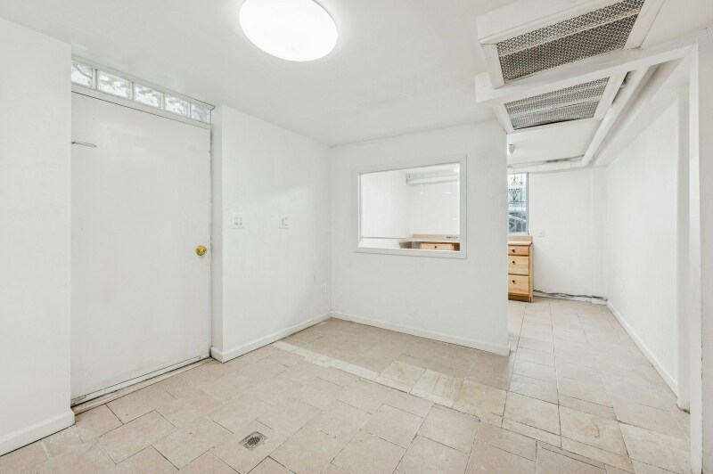 Building Photo - 1549 Selwyn Ave