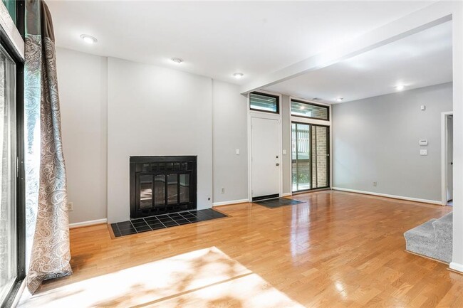 Building Photo - 648 Cleburne Terrace NE
