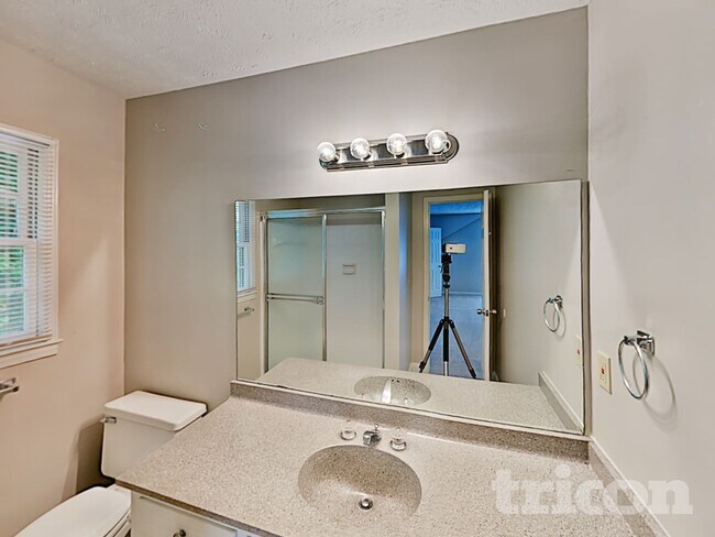 Building Photo - 1720 Ridgefield Dr