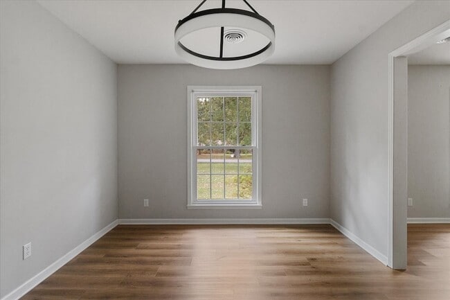 Building Photo - 204 Lake Cir Dr