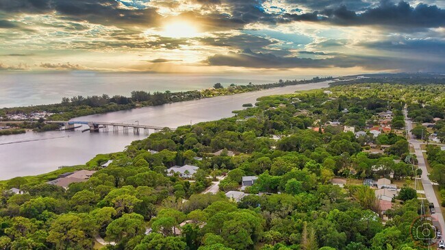Building Photo - Annual Cottage minutes from Manasota Key Beach!  (2 Units on Property)