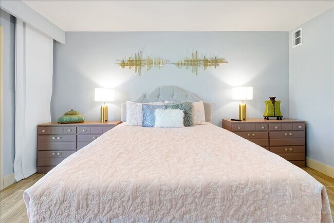Building Photo - ALL UTILITIES INCLUDED & Fully Furnished! Sleek 2BR/2BA Townhome in Haines City