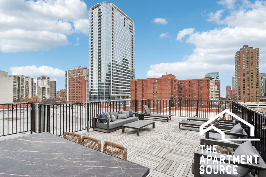 Building Photo - 1140 N La Salle Dr