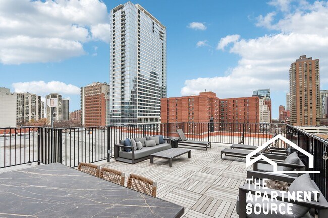 Building Photo - 1140 N La Salle Dr