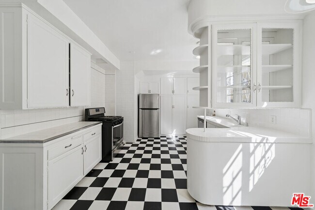 Building Photo - 1274 S Beverly Glen Blvd