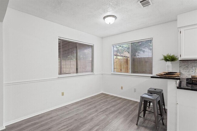 Building Photo - 701 Riverwood Dr