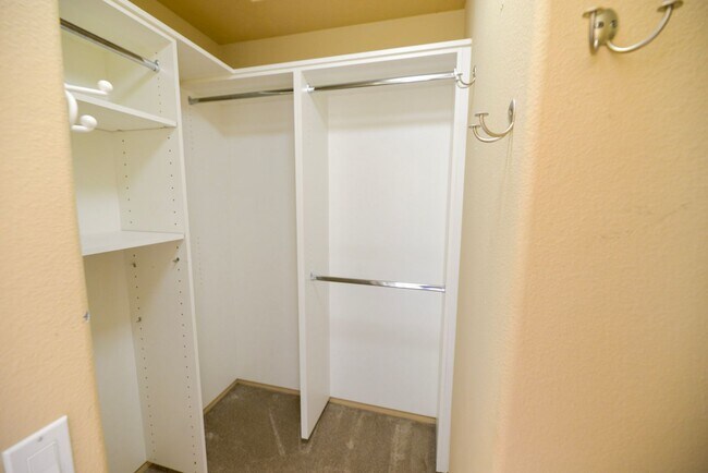 Building Photo - Resort style 2 bedroom/2 bath Condo/ walking distance to Ocean Ranch Village!