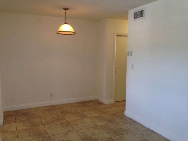 Building Photo - 1820 NE 56th St