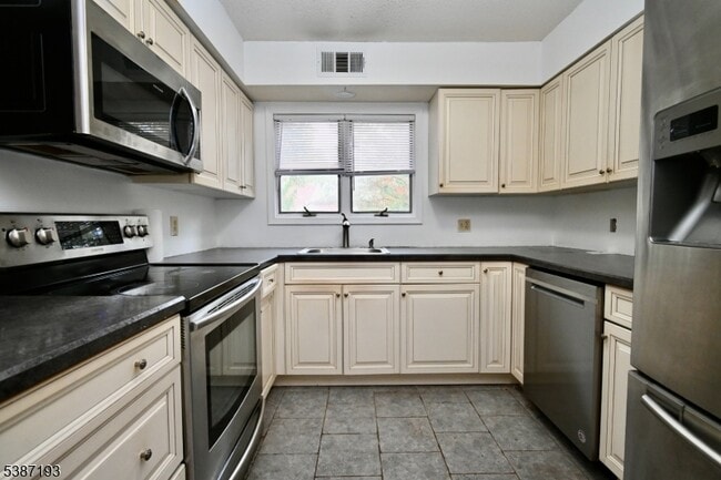 Building Photo - 32 Pine Hollow Ct