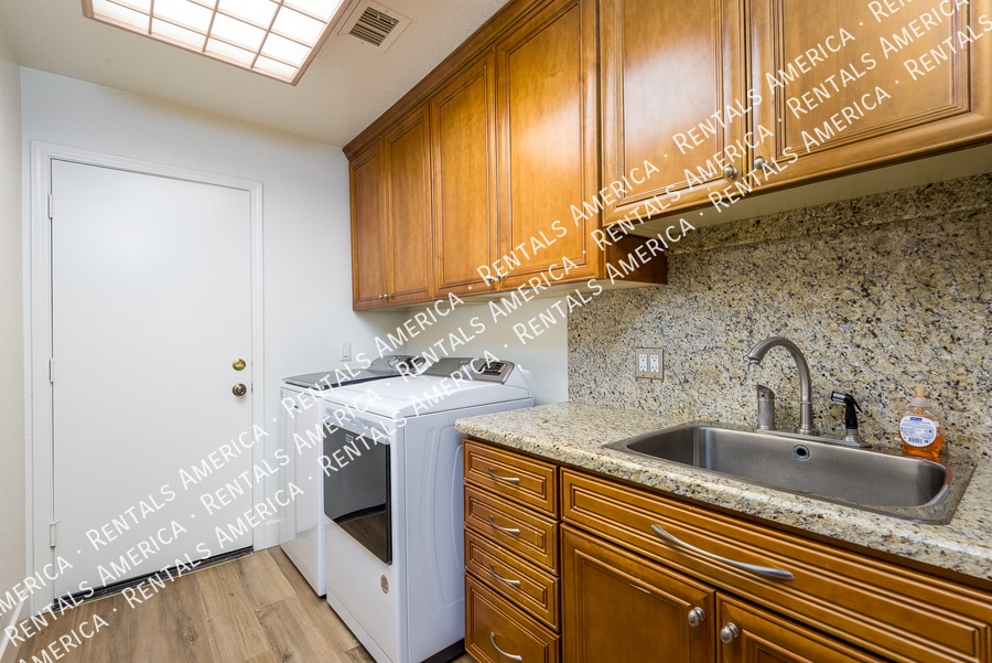 Building Photo - 2342 W Hemlock Ct