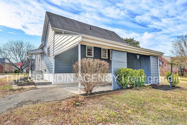 Building Photo - 3203 Roundhill Ave NW