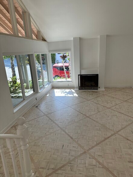 Building Photo - 10136 Hollow Glen Cir