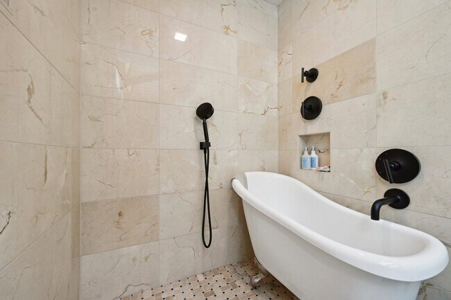 Building Photo - 2800 Tomahawk Ct