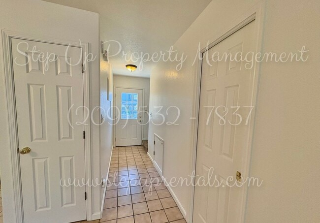 Building Photo - Bright and Freshly Updated 3 Bed 1.5 Bath Townhouse!