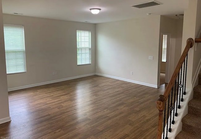 Building Photo - Spacious 5 Bedroom, 3 bath home in Greensb...