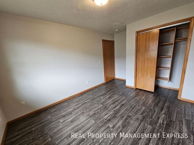 Building Photo - Spacious 3-bedroom, 1-bathroom Townhome Wi...