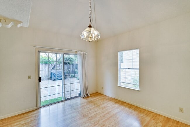 Building Photo - Lovely and spacious 3BR 2.5BA townhouse in...