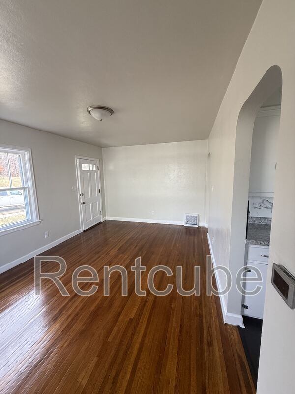 Building Photo - 3025 Windsor Ave