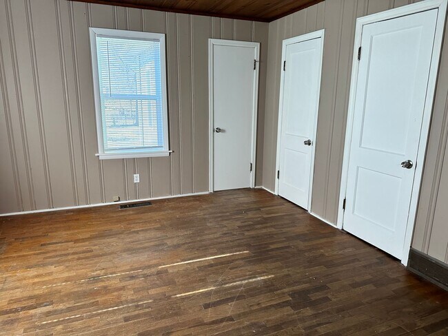 Building Photo - 2 Bedroom 1 Bath walking distance to downtown in Amazing Neighborhood