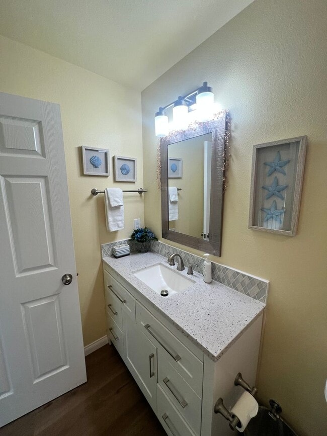 Building Photo - Ventura - Fully furnished one bedroom, one bath month to month rental!