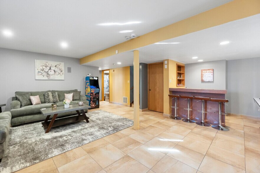 Building Photo - 4920 Lake Ct