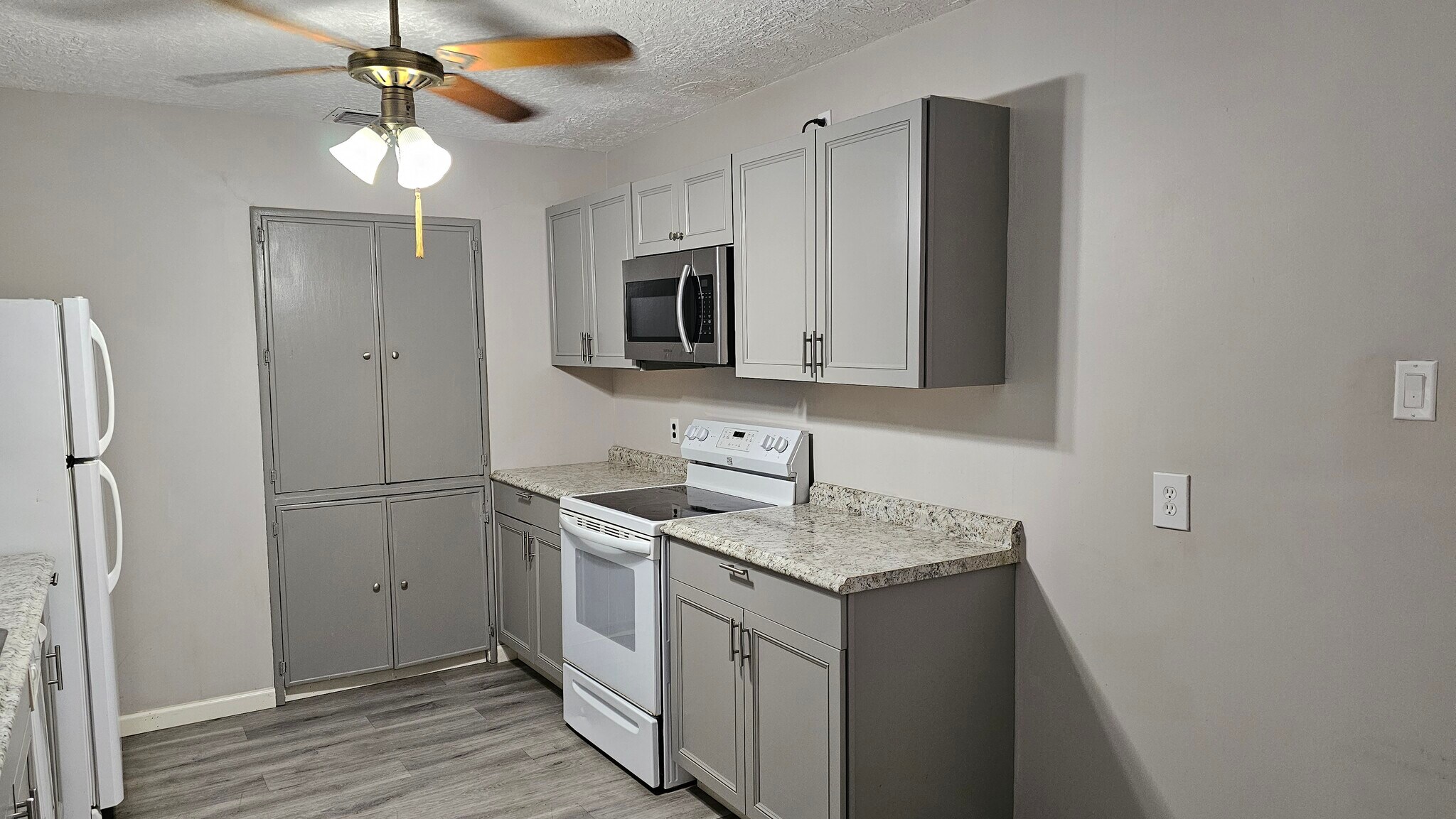 Building Photo - 463 Sprucewood Ln