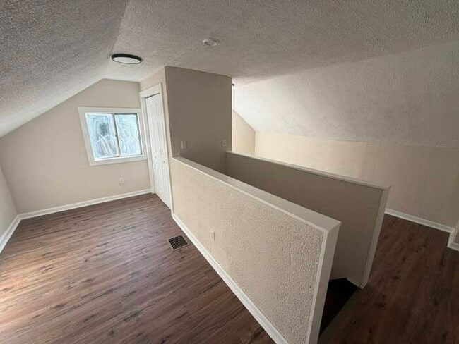 Building Photo - Welcome Home! Bright, Spacious, and Ready for New Residents