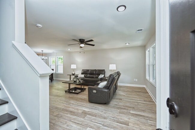 Building Photo - Like New and Move In Ready!