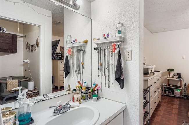 Building Photo - 7214 Salt Springs Dr