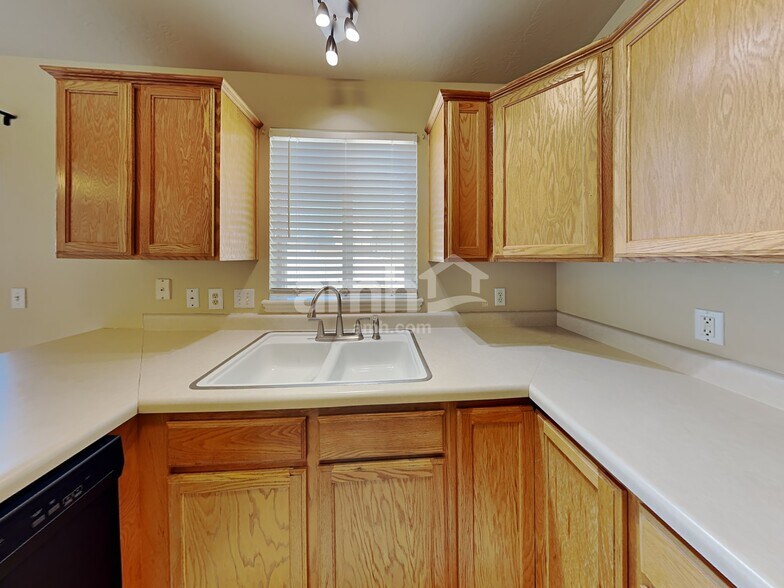 Building Photo - 6002 S Ridge Flower Way