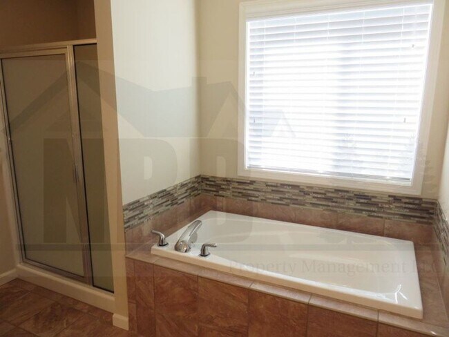 Building Photo - Gorgeous 4 Bedroom home located in Puyallup!