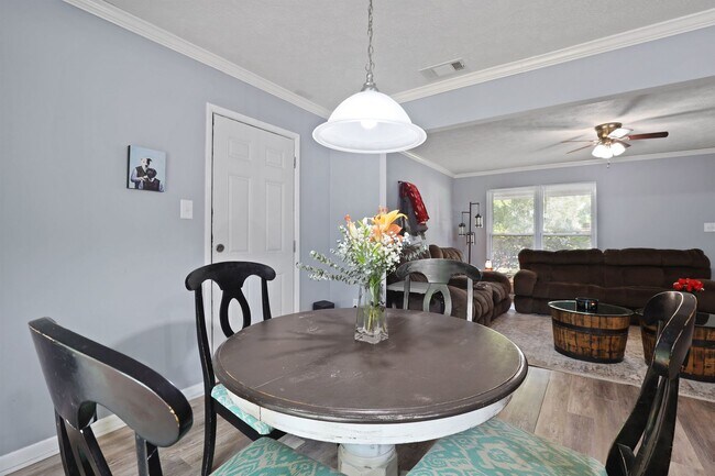 Building Photo - Settle Into Comfort in This Charming 3-Bedroom Home in Larchmont Estates