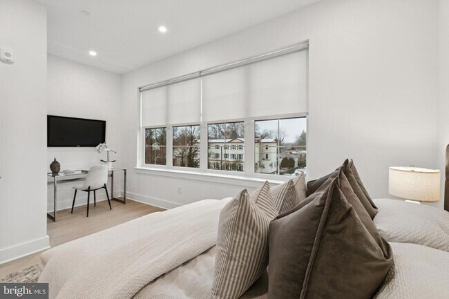 Building Photo - 30 W Allens Ln