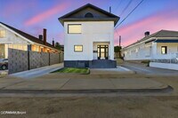 Building Photo - 505 E Cliff Dr