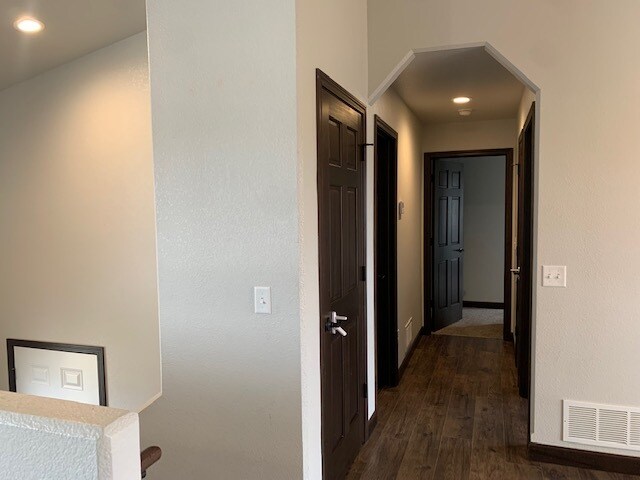 Building Photo - 528 Bull Run Dr