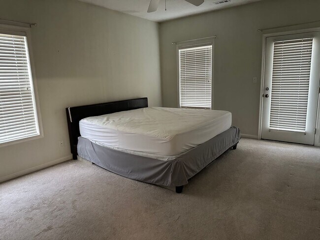 Building Photo - Spacious 3rd Floor Apartment in The Village of 5 Points – Lewes, DE
