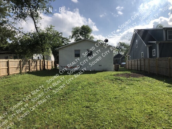 Building Photo - 2 Bed/1 Bath Duplex - 17th Ave N - Buchana...