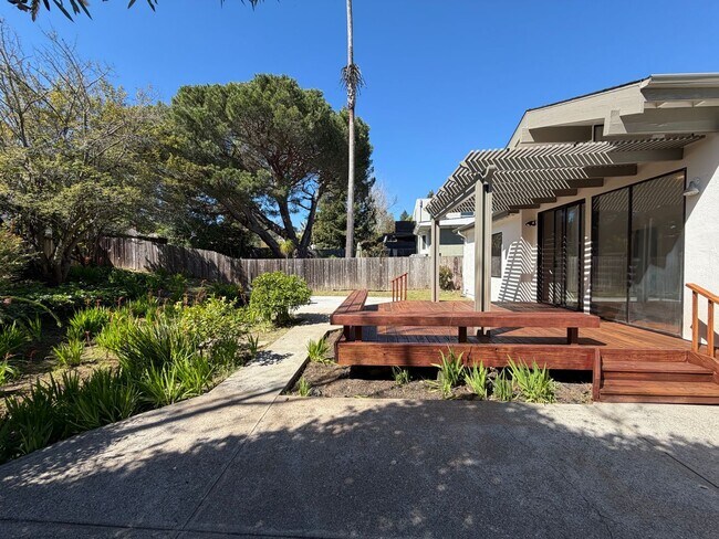 Building Photo - NIcely Updated Mill Valley 3x2 home with large yard, garage, HW floors, laundry