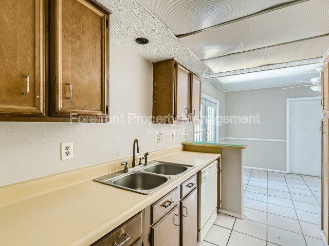 Building Photo - 7422 Stonehouse Dr