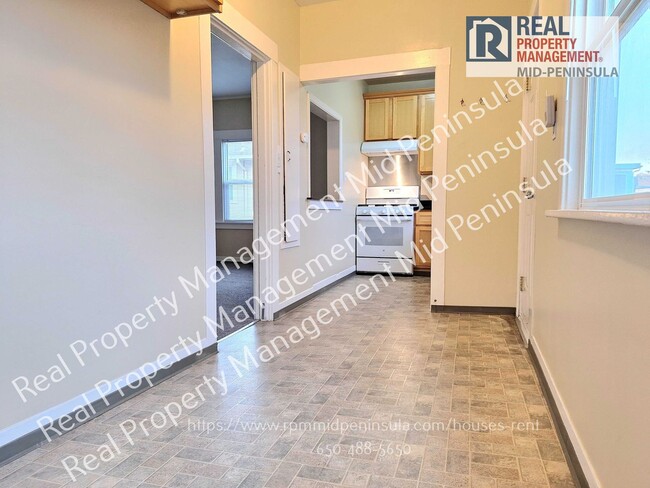 Building Photo - Quiet 1 Bedroom / 1 Bathroom on Top Floor ...