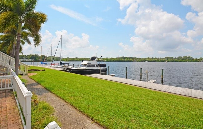 Building Photo - 165 Pompano Dr SE