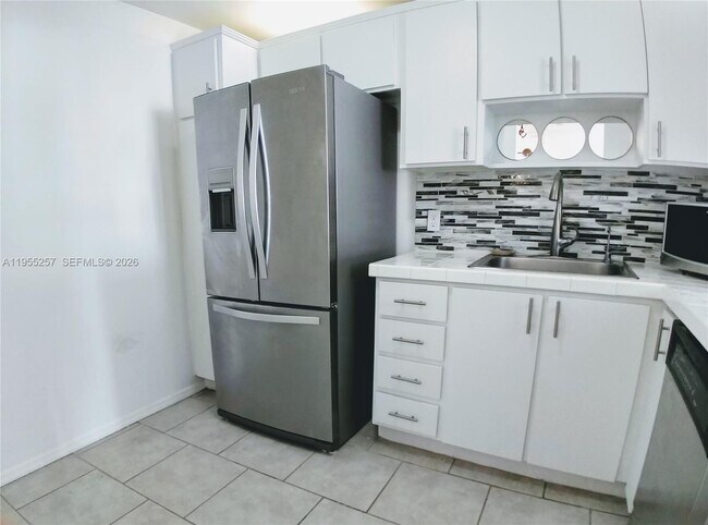 Building Photo - 1228 West Ave