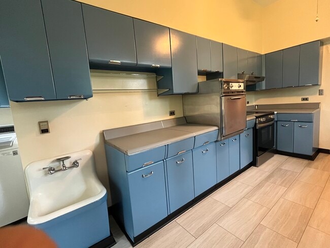 Building Photo - 220 E Montgomery St