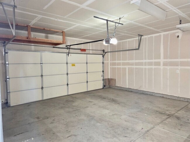Building Photo - $2,400 Barstow & Leonard, 3 Bed- 2 Full Ba...