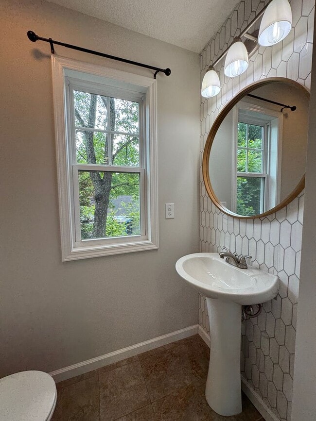 Building Photo - Oakley - Modern Three Bedroom