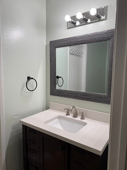 Building Photo - 9381 Shadowood Dr